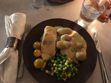 Lax i citron o dillsås m potatis o ärtor