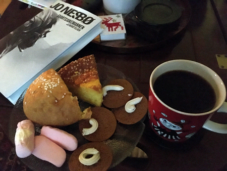 Adventsfika och boken Svartsjukemannen, saffransbröd, pepparkakor med ädelost och skumtomtar