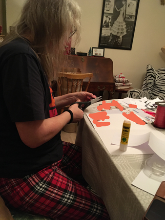 Anna klipper och klistrar