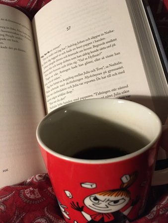 Halvvägs i bok och kaffemugg