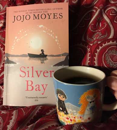 Boken Silver Bay och kaffe på sängen