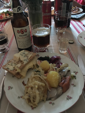 Jultallrik med Jansson sill ägghalvor knäcke Mumma och snaps