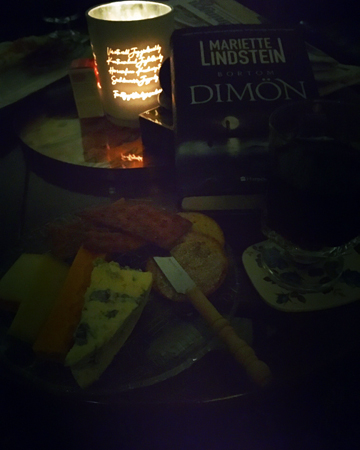 Ostassiett Vivantivin och boken Bortom Dimön