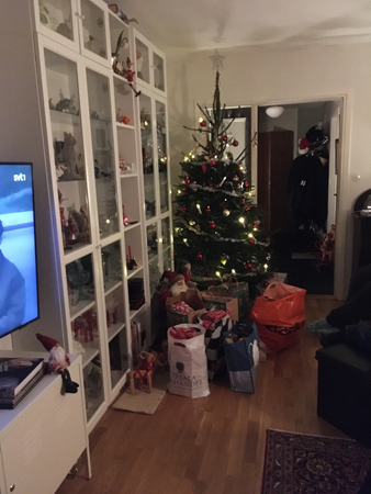 Julklappar och vår julgran 2021