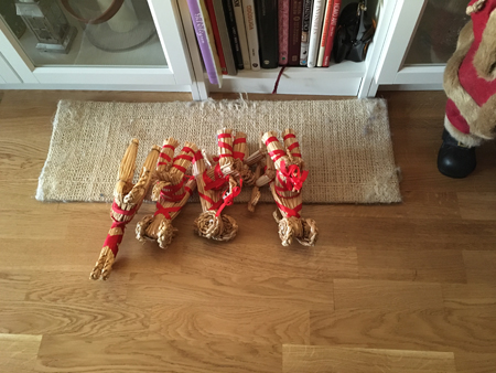 Någon har vält alla halmbockarna