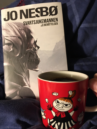 Boken Svartsjukemannen och kaffe på sängen