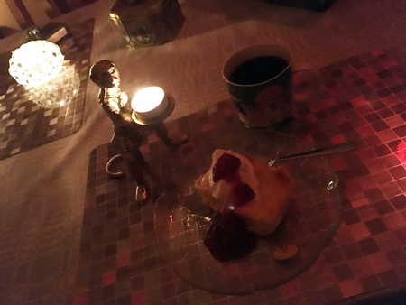 Saffransostkaka med sylt och grädde och kaffe