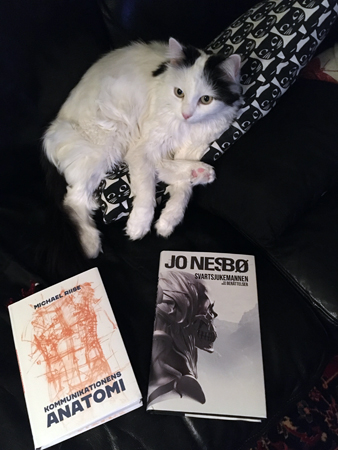 Katten Citrus med böckerna Kommunikationens anatomi och Svartsjukemannen