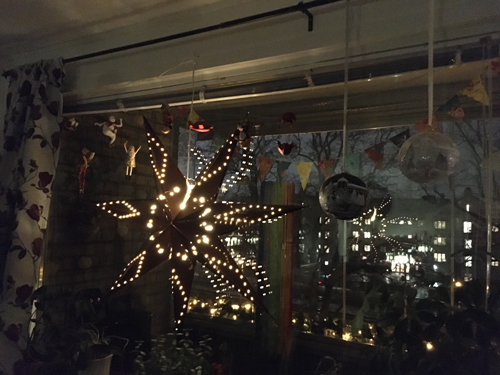 Julfigurerna svarta stjärnan och Uppsalakulorna i vardagsrumsfönstret 2021