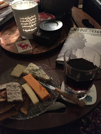 Ostassiett vin och boken Svartsjukemannen