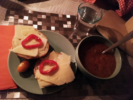 Ostmacka och linssoppa