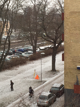 Snö utanför Bokrumsfönstret lunchtid 20 dec 2021