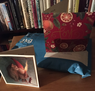 Två julkort och ett blått paket