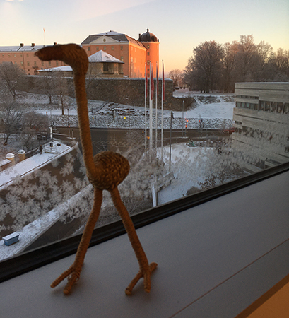 Utsikt genom fönstret på jobbet mot södra tornet vintermorgon