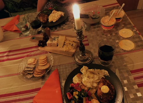 Kyckling potatisgratäng sås grönsaker kex ost vin