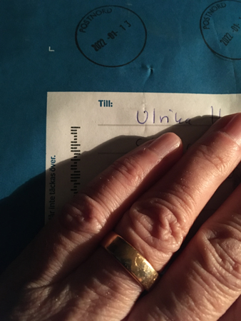 Min hand på ett blått paket