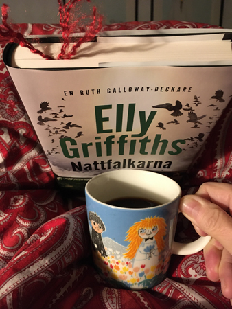 Nästan halvvägs i Nattfalkarna och kaffe på sängen