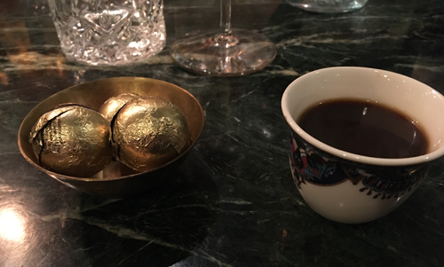 Kardemummakaffe och chokladkulor Byblos