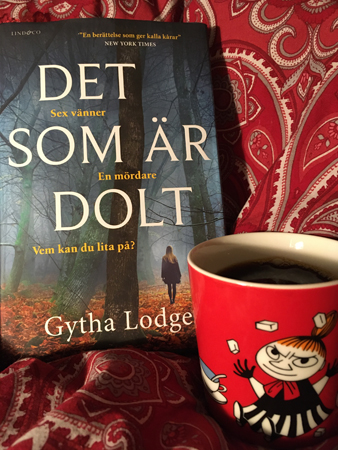 Boken Det som är dolt och kaffe på sängen