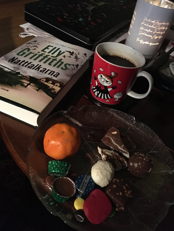 Eftermiddagsfika med godis clementin och Nattfalkarna