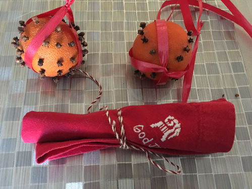 Apelsiner med kryddnejlikor och julservett