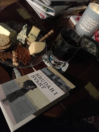 Ost kex vin och boken Brudar i svart