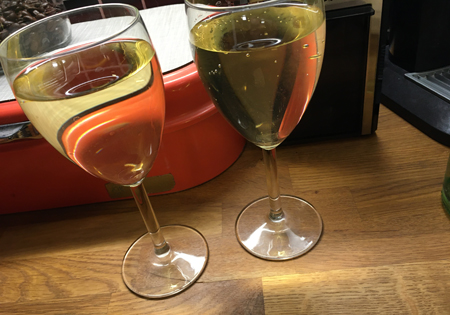 Två glas vitt vin
