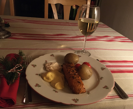 Varmrökt pepparlax med potatis och chilihollandaise