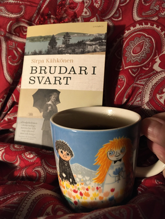 Boken Brudar i svart och kaffe på sängen Boken Brudar i svart och kaffe på sängen