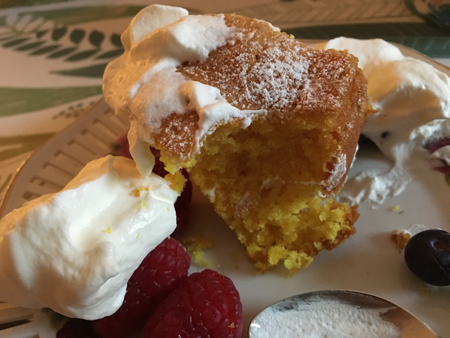 Saffranskaka med grädde och bär