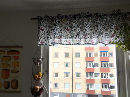 Vårlig gardinkappa i köksfönstret
