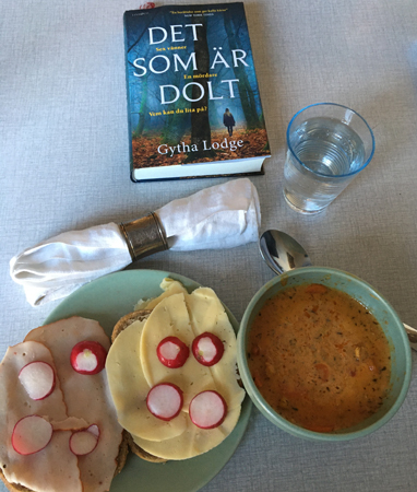 Fisksoppa med mackor och vatten o boken Det som är dolt