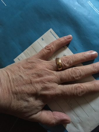 Blått paket med min hand på