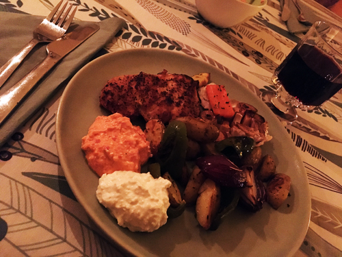 Kyckling med ugnsbakade rotfrukter och två fetaoströror