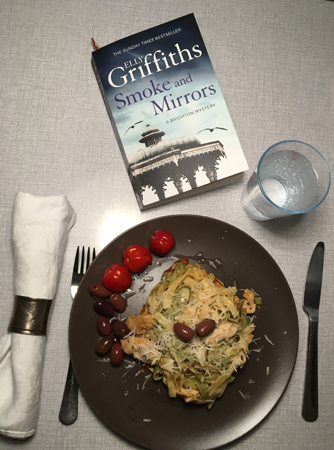 Kycklingpasta och boken Smoke and Mirrors