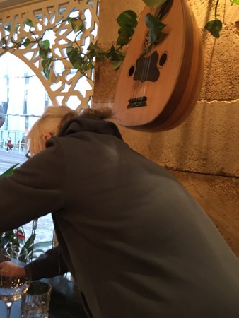 Anna och lutan på Byblos