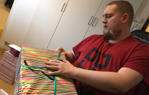 Jo öppnar paket födelsedag 2022