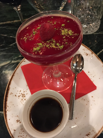 Libanesisk pannacotta med hallon o kardemummakaffe Byblos