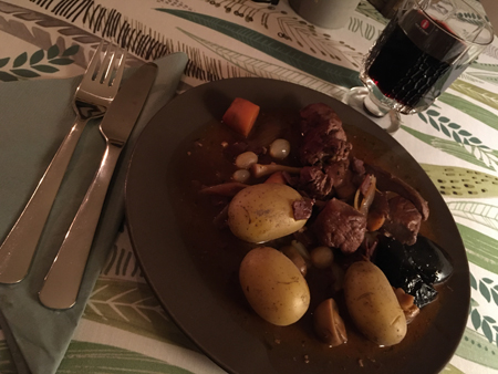 Annas Coq au vin på kyckling och kalkonsalami svamp syltlök morötter kokt potatis ett glas rödvin