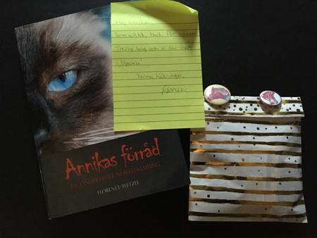 Boken Annikas förråd och en presentpåse