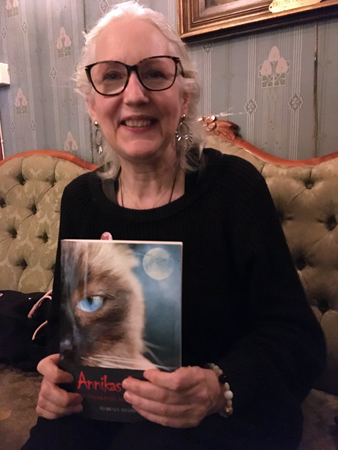 Florence Wetzel med boken Annikas förråd