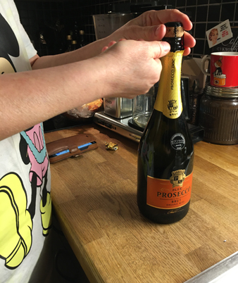 Anna öppnar P Lex Prosecco