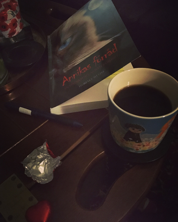 Kaffe chokladhjärta och boken Annikas förråd