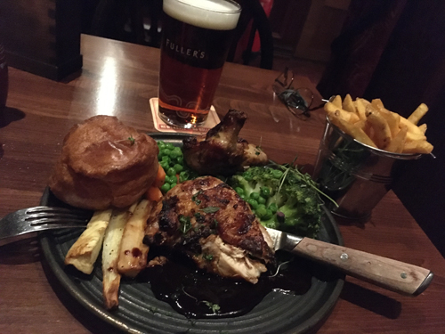 Kyckling med chips och Yorkshire pudding öl Churchill Arms