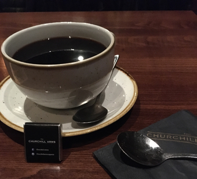 Kaffe i tekopp Churchill Arms