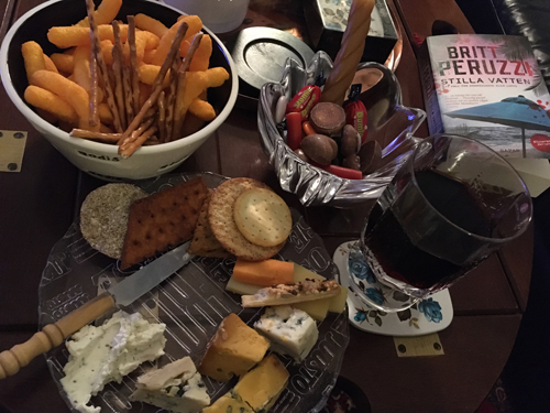 Ostbågar salta pinnar ostassiett godisskål Amarone