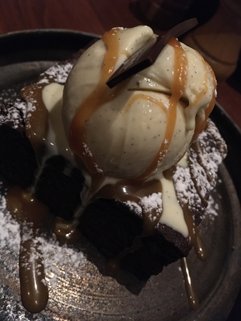 Brownie med glass Churchill Arms