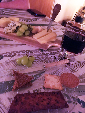 Ostbricka och rödvin