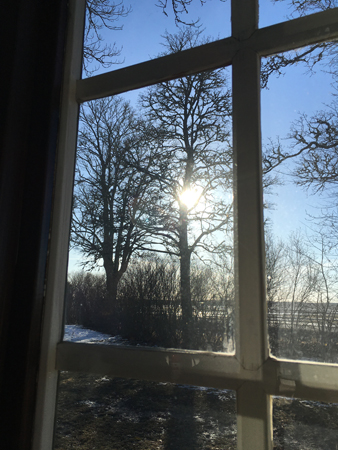 Solen utanför vinterkaféets fönster i Ulva