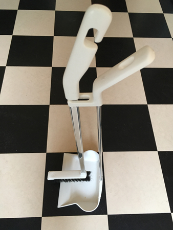 Vit sopborste på köksgolvet